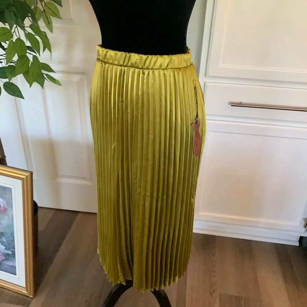 Pleated Yellow green satin  Skirt - Picture 3 of 3